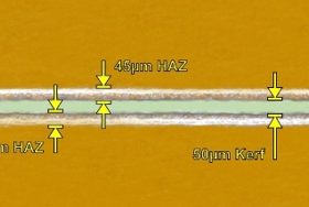 透過30W 9.3µm雷射和13倍光學配置處理的Kapton® HN薄膜，顯示切縫寬度和熱影響區（HAZ）的暗場顯微圖。